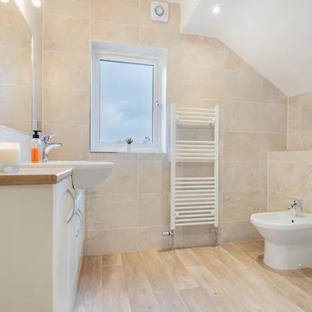 4 Bed In Newlands Valley Sz204